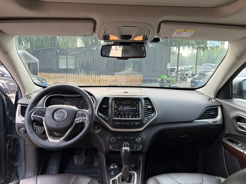 Jeep Cherokee (Import) — миниатюра 6