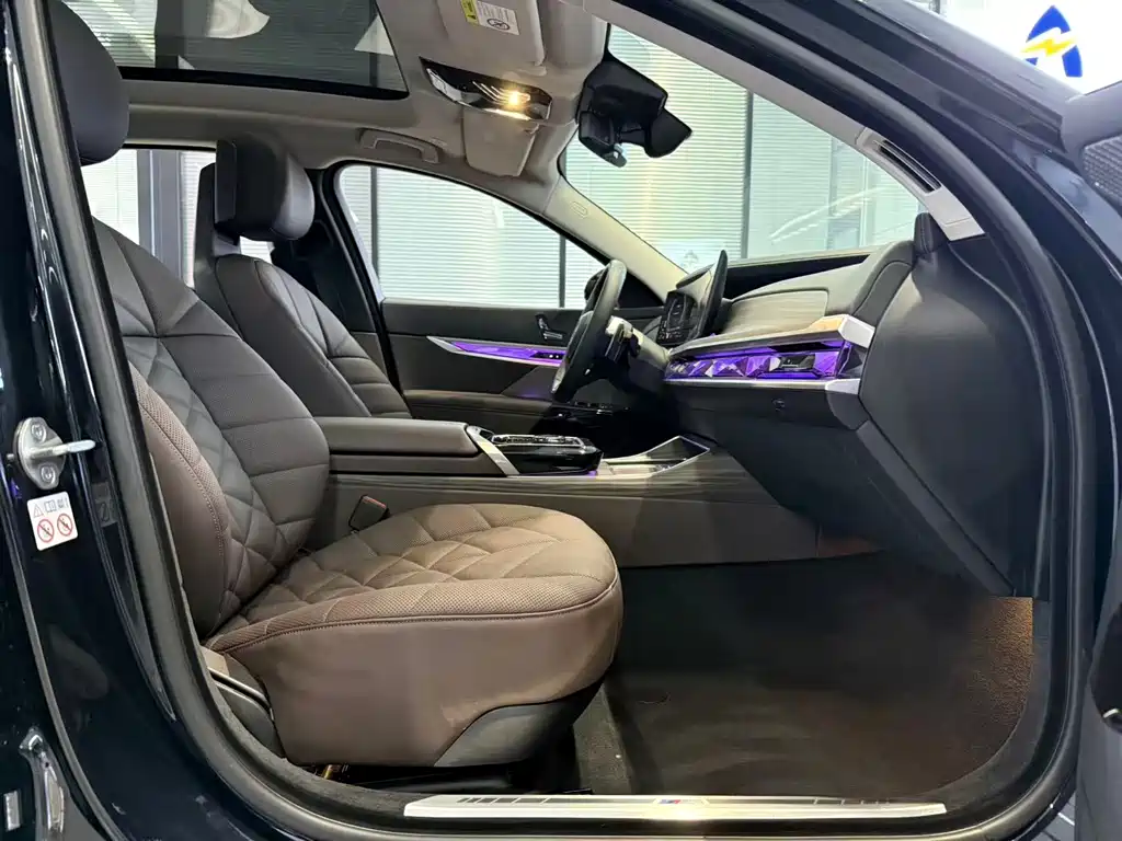 BMW 7 Series — миниатюра 8