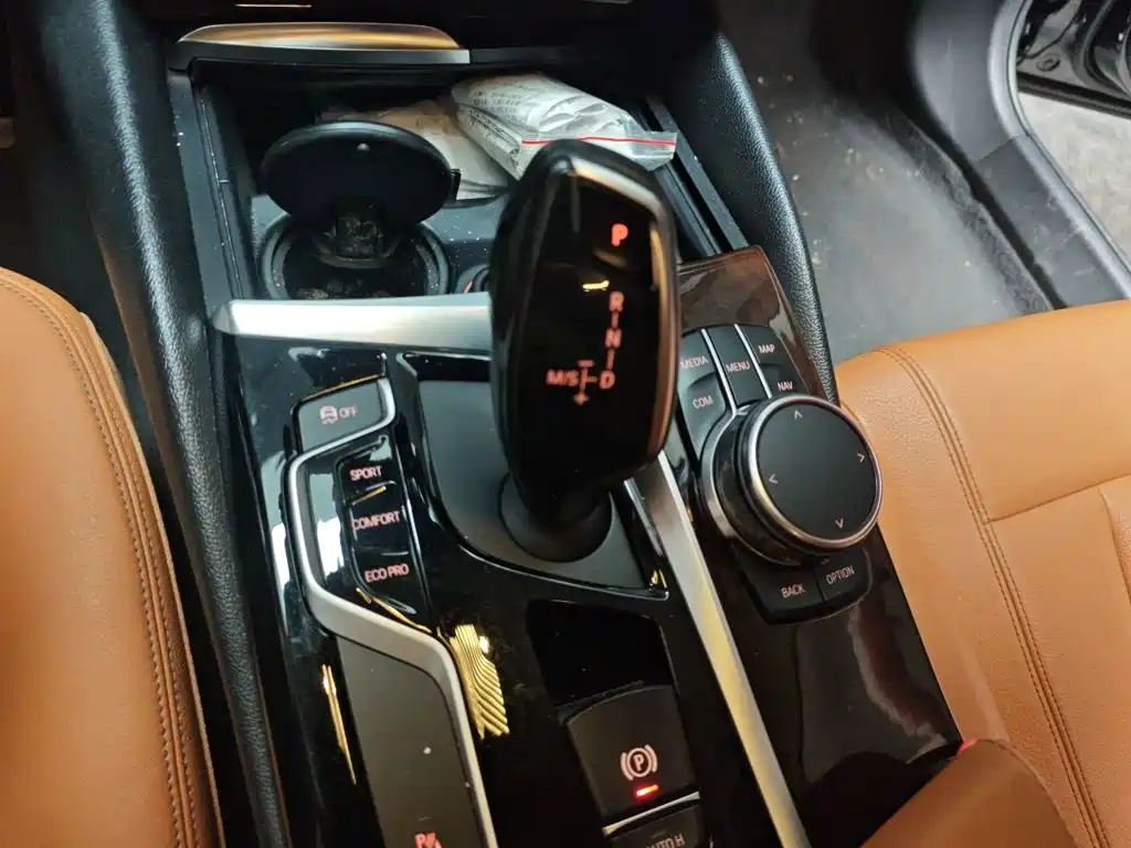 BMW 5 Series — миниатюра 10