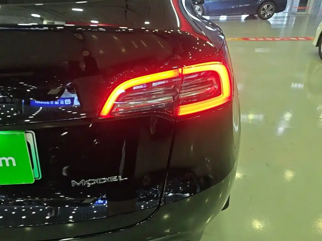 Tesla Model Y — миниатюра 8