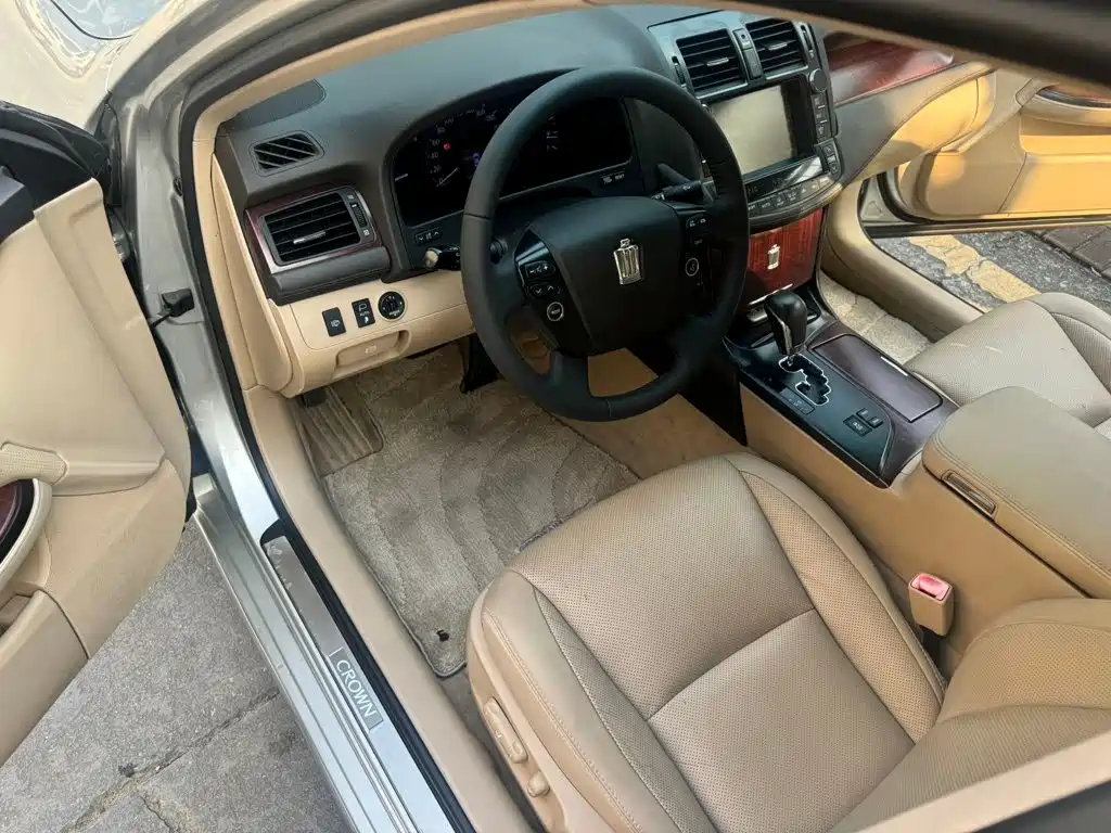 Toyota Crown — миниатюра 5