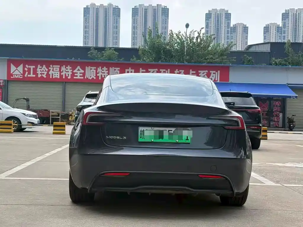Tesla Model 3 — миниатюра 5