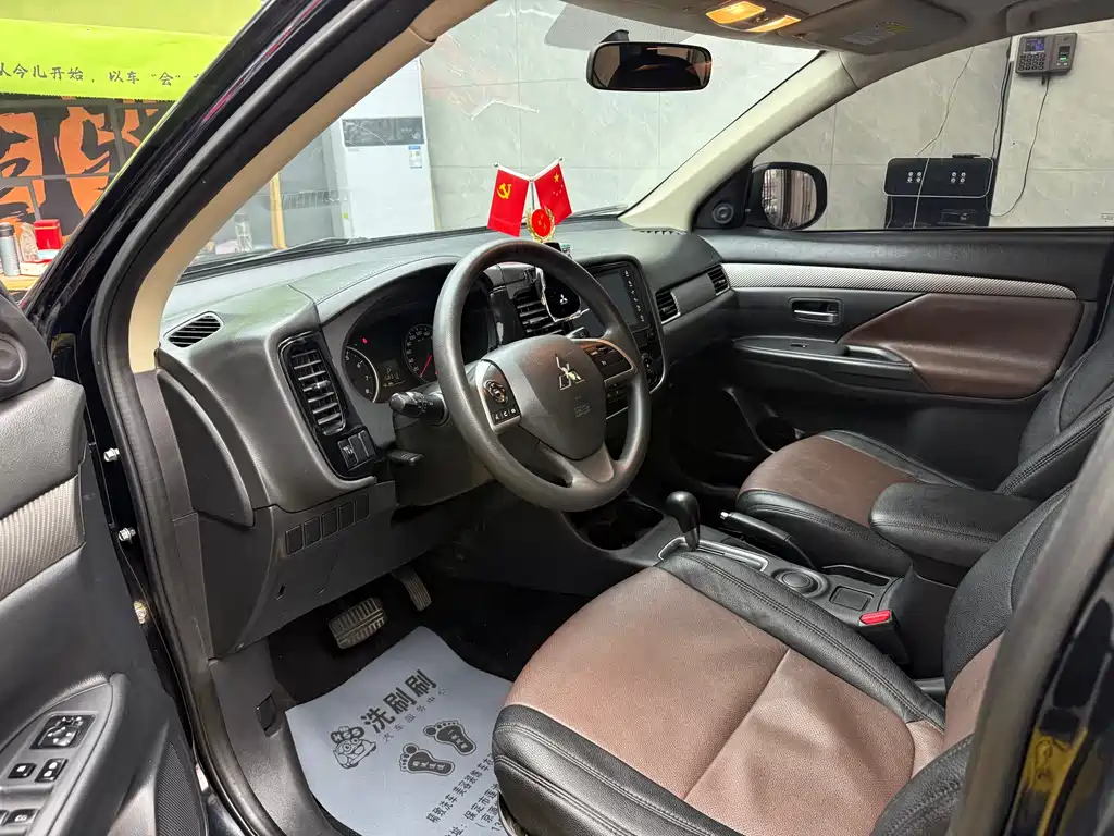 MITSUBISHI OUTLANDER