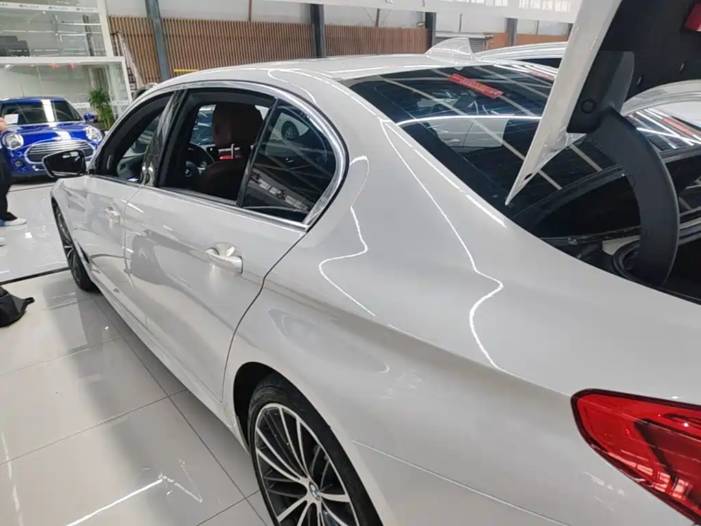 BMW 5 Series — миниатюра 5