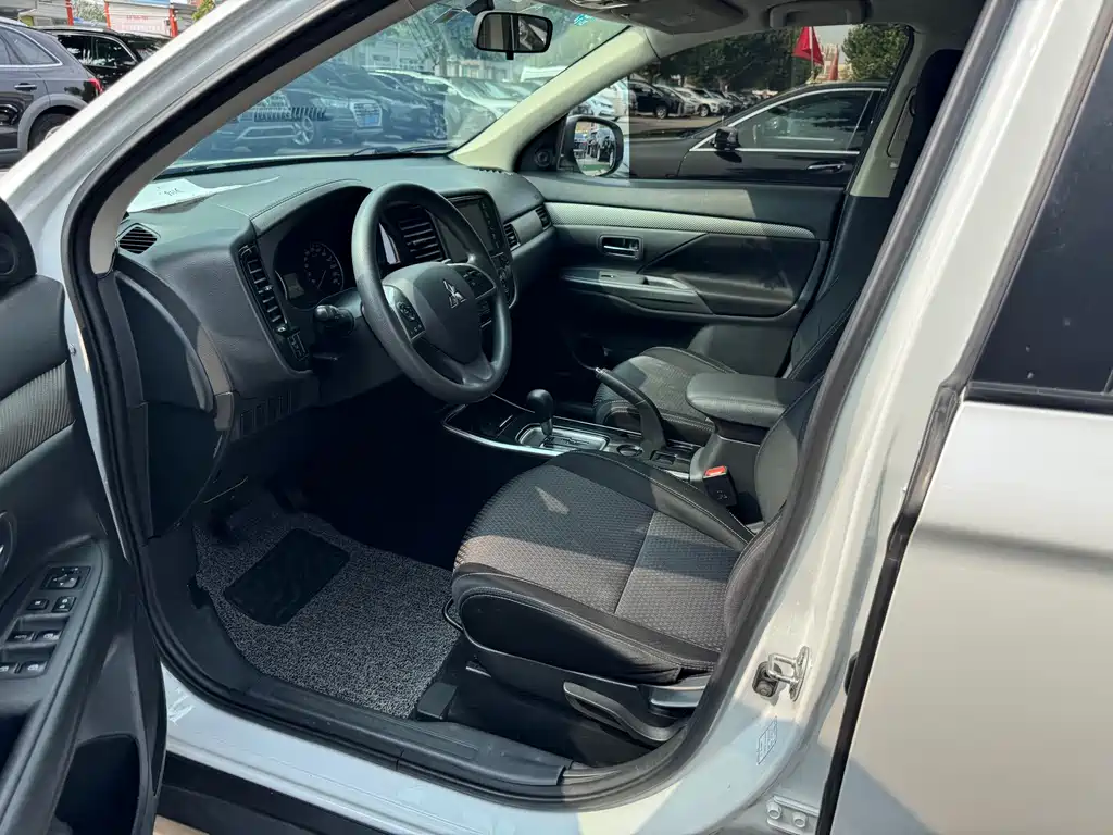 Mitsubishi Outlander — миниатюра 3