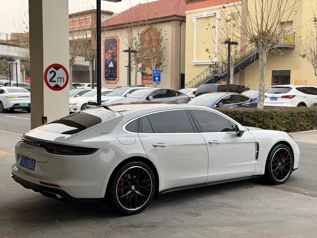 PORSCHE PANAMERA