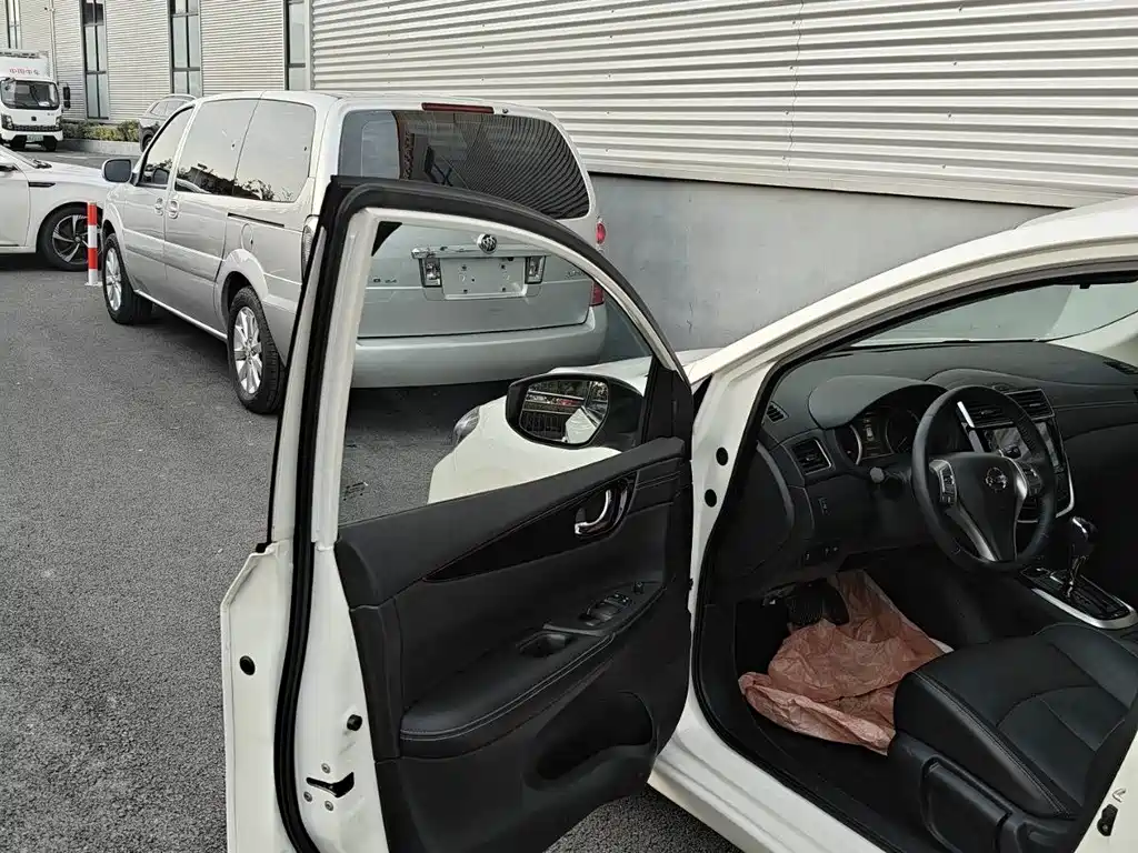 Nissan Tiida — миниатюра 8
