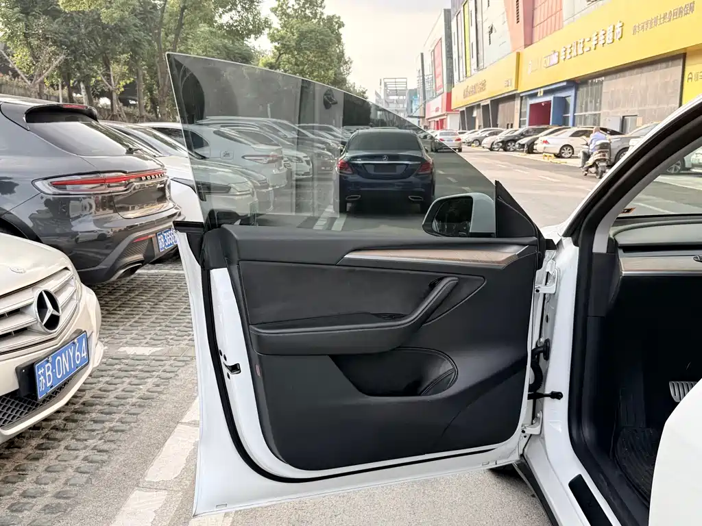 Tesla Model Y — миниатюра 5