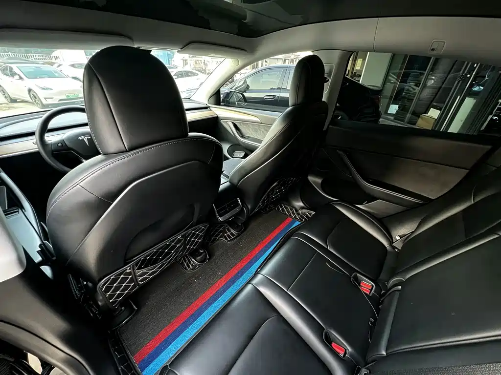 Tesla Model Y — миниатюра 10