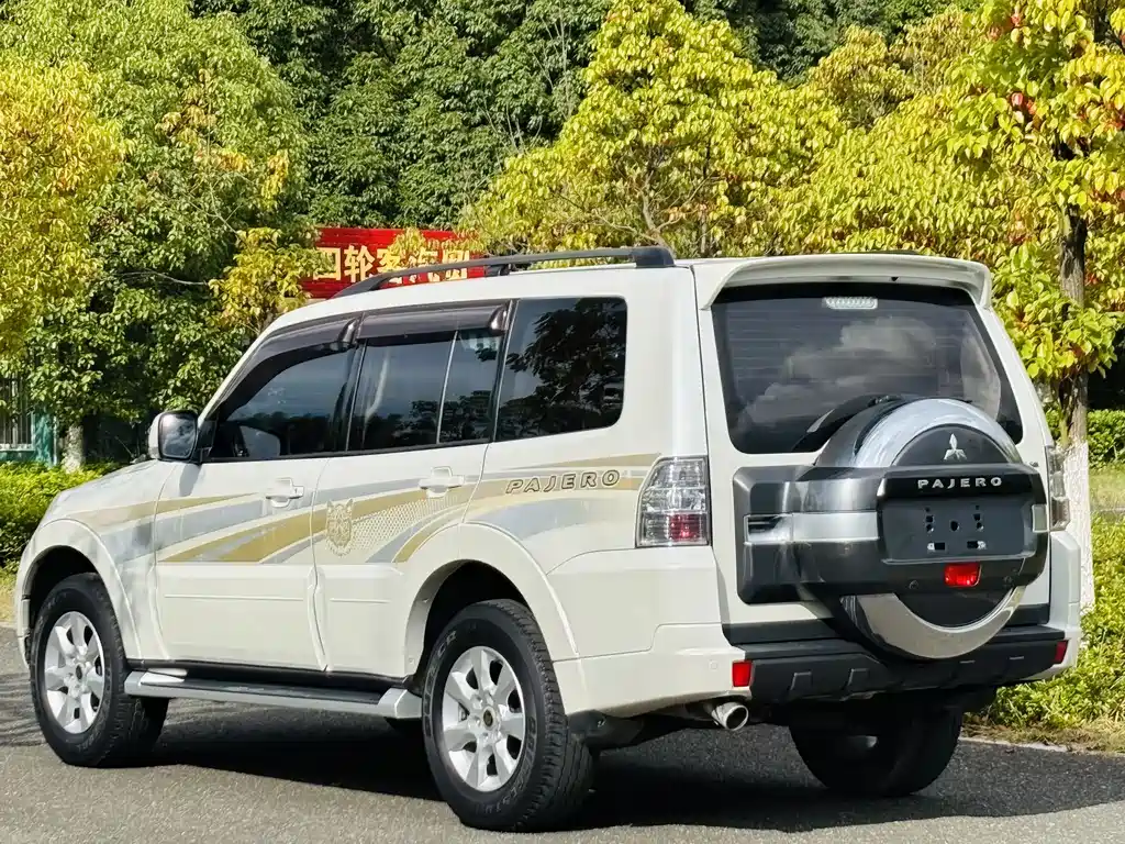 MITSUBISHI PAJERO