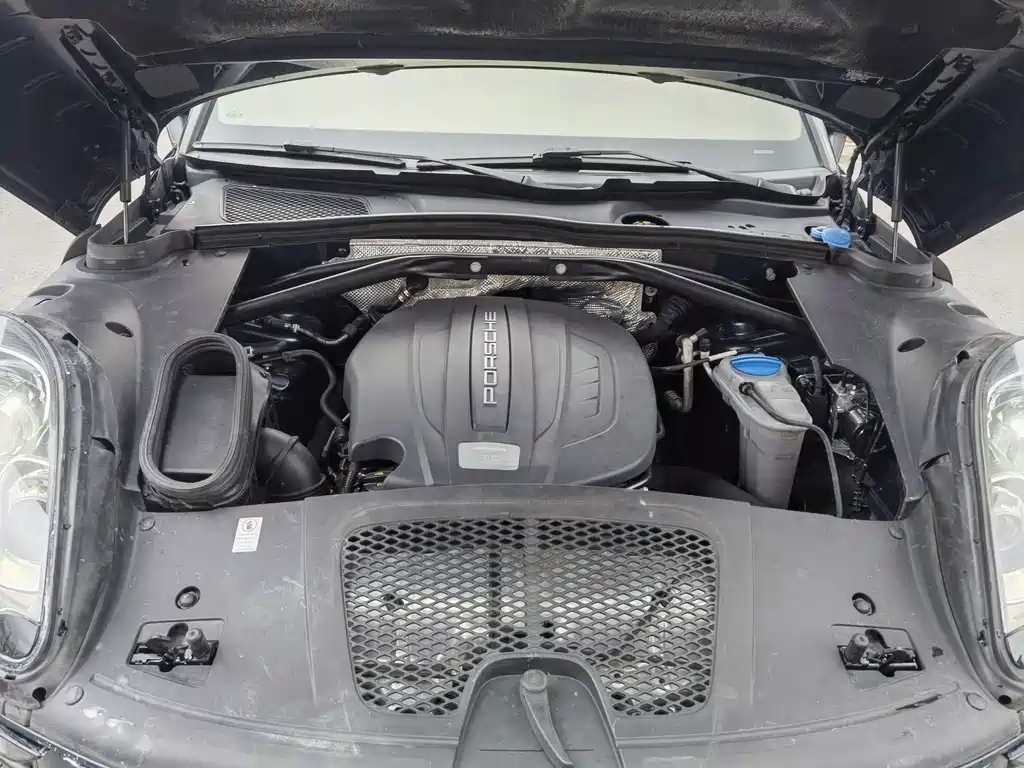 PORSCHE MACAN