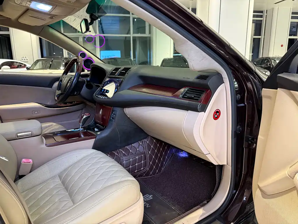 Toyota Crown — миниатюра 10