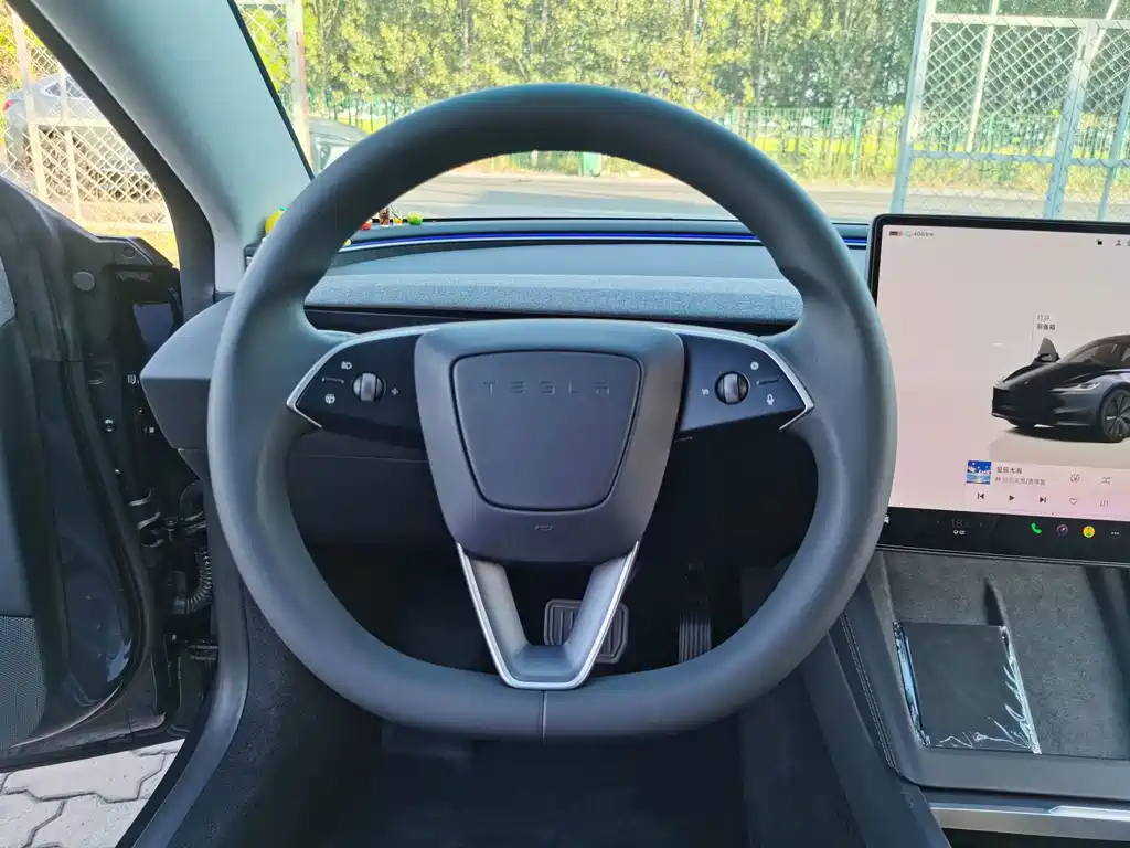 Tesla Model 3 — миниатюра 12