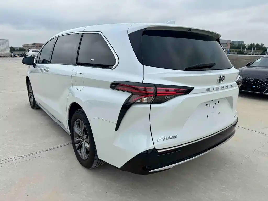 Toyota Sienna — миниатюра 8