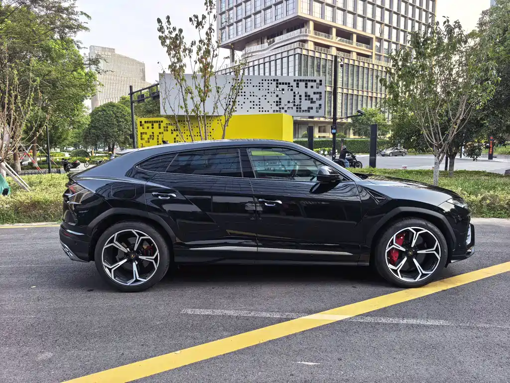 Lamborghini Urus — миниатюра 21