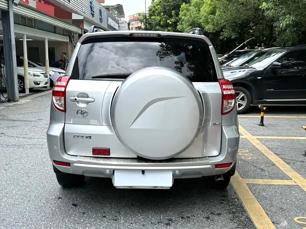 Toyota RAV4 — миниатюра 5