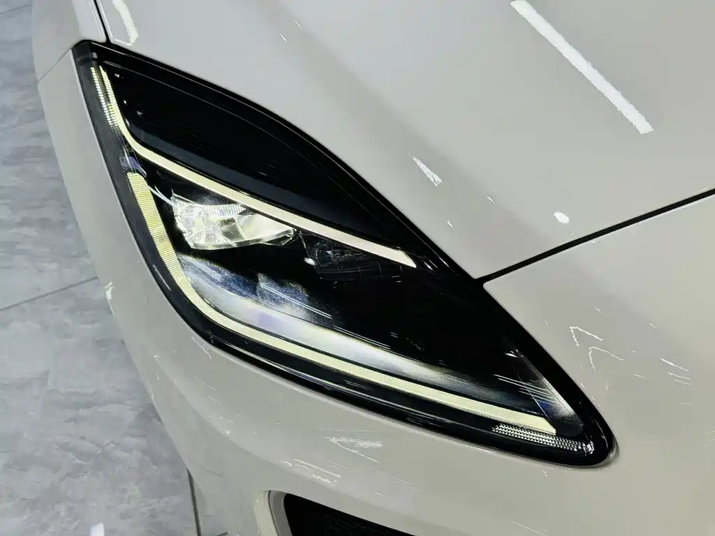 Jaguar E-PACE — миниатюра 7