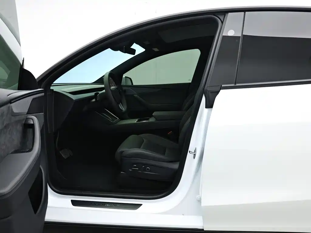 Tesla Model Y L — миниатюра 10