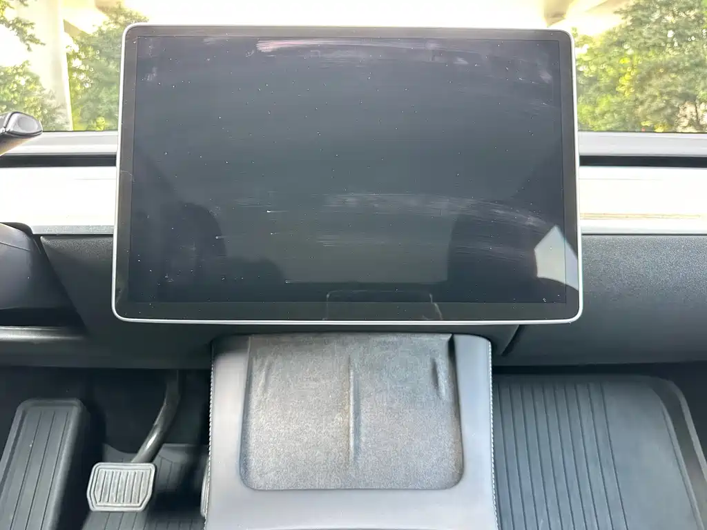 Tesla Model Y — миниатюра 16