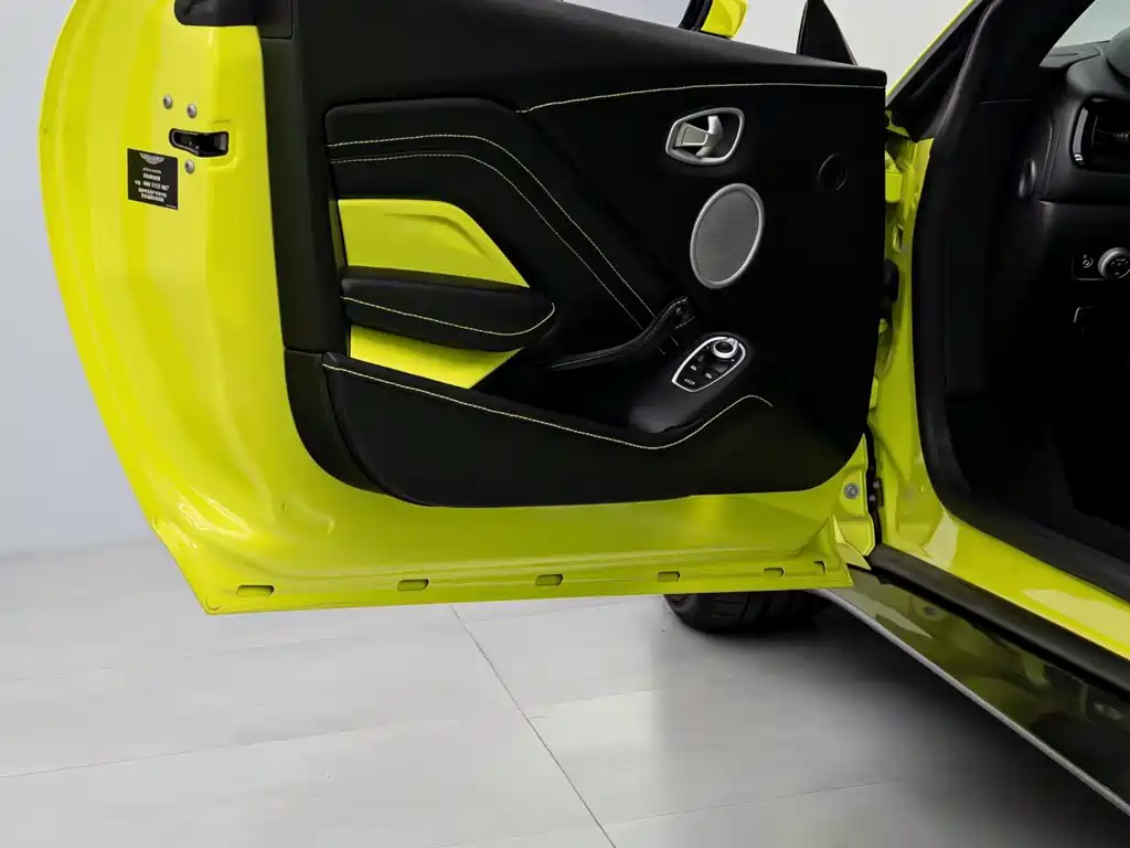 Aston Martin V8 Vantage — миниатюра 6