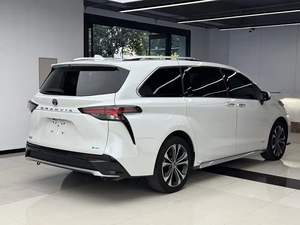 Toyota Granvia — миниатюра 12