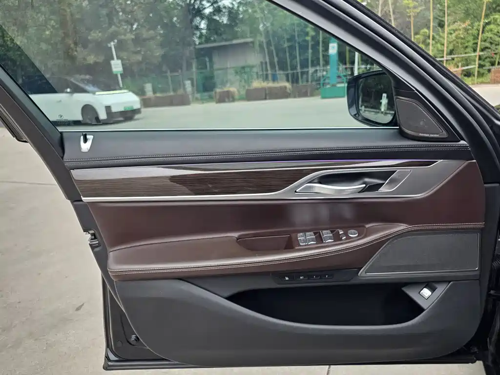 BMW 7 Series — миниатюра 6