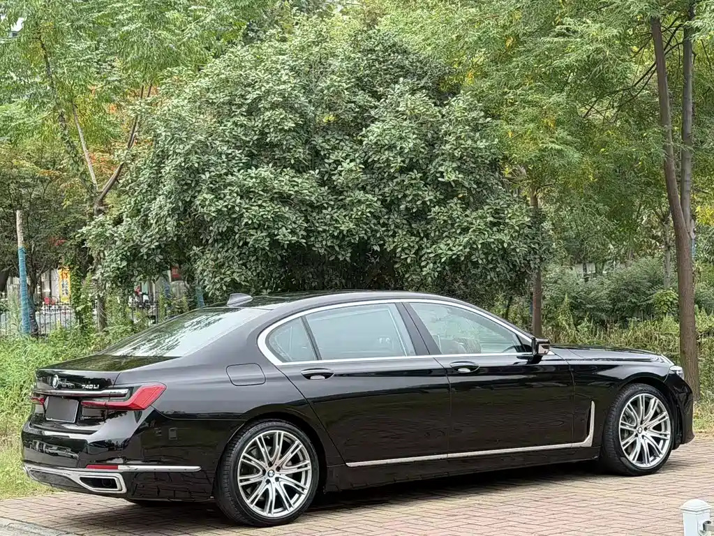 BMW 7 Series — миниатюра 9