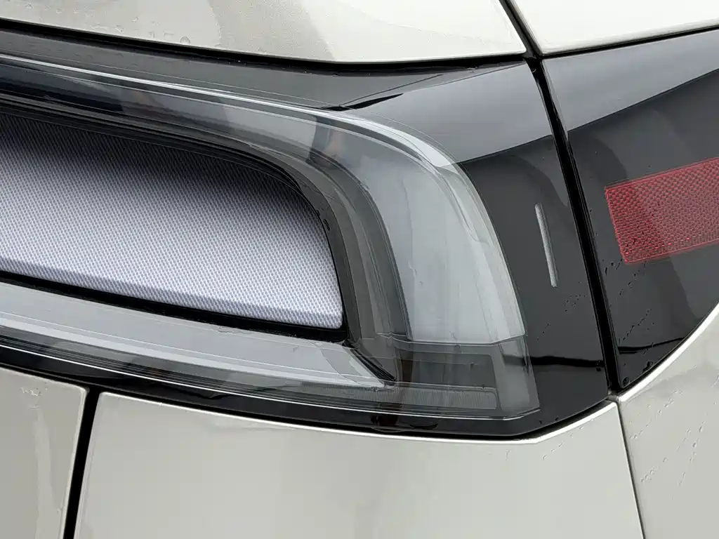 Tesla Model Y L — миниатюра 7