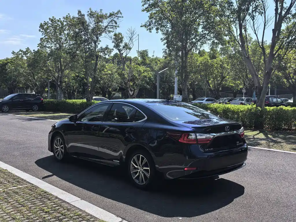 Lexus ES — миниатюра 6