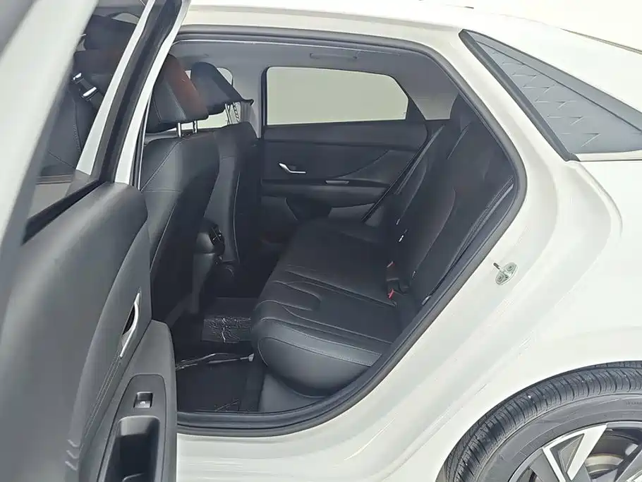 Hyundai Elantra — миниатюра 11