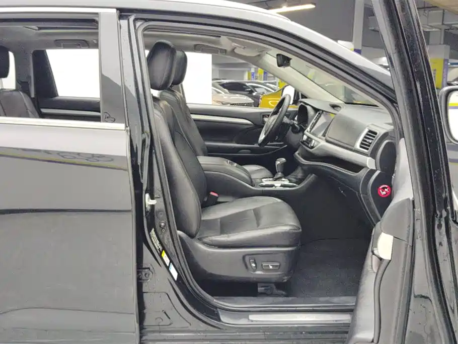 Toyota Highlander 2018 2.0T Luxury 7 мест V