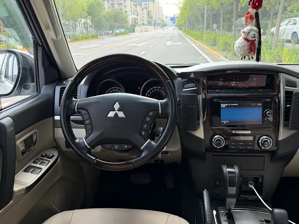 Mitsubishi Pajero (Import) — миниатюра 7