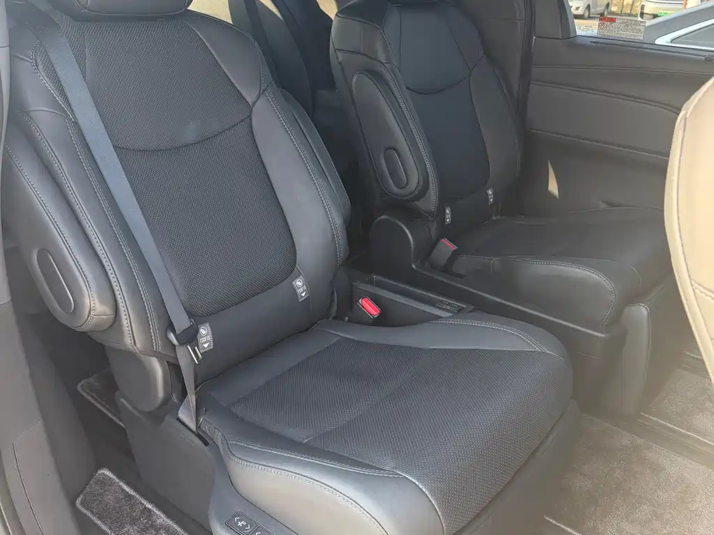 Toyota Sienna — миниатюра 13