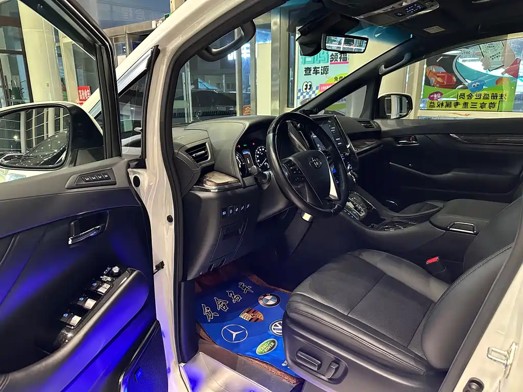 Toyota Alphard — миниатюра 7