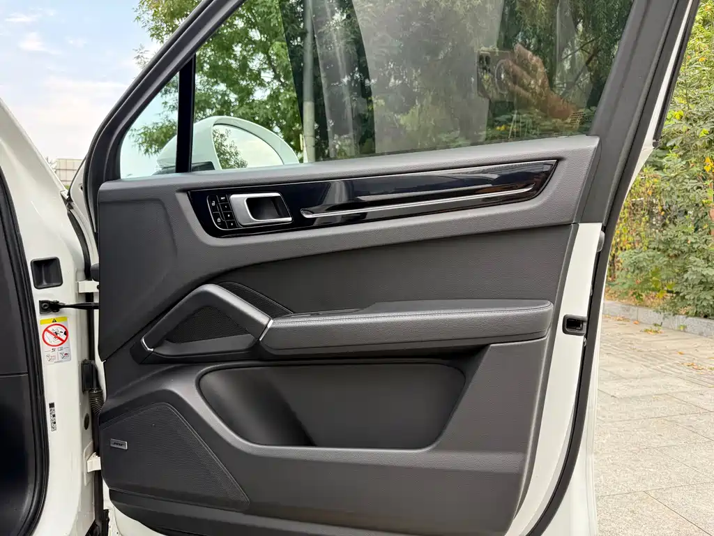 Porsche Cayenne — миниатюра 9