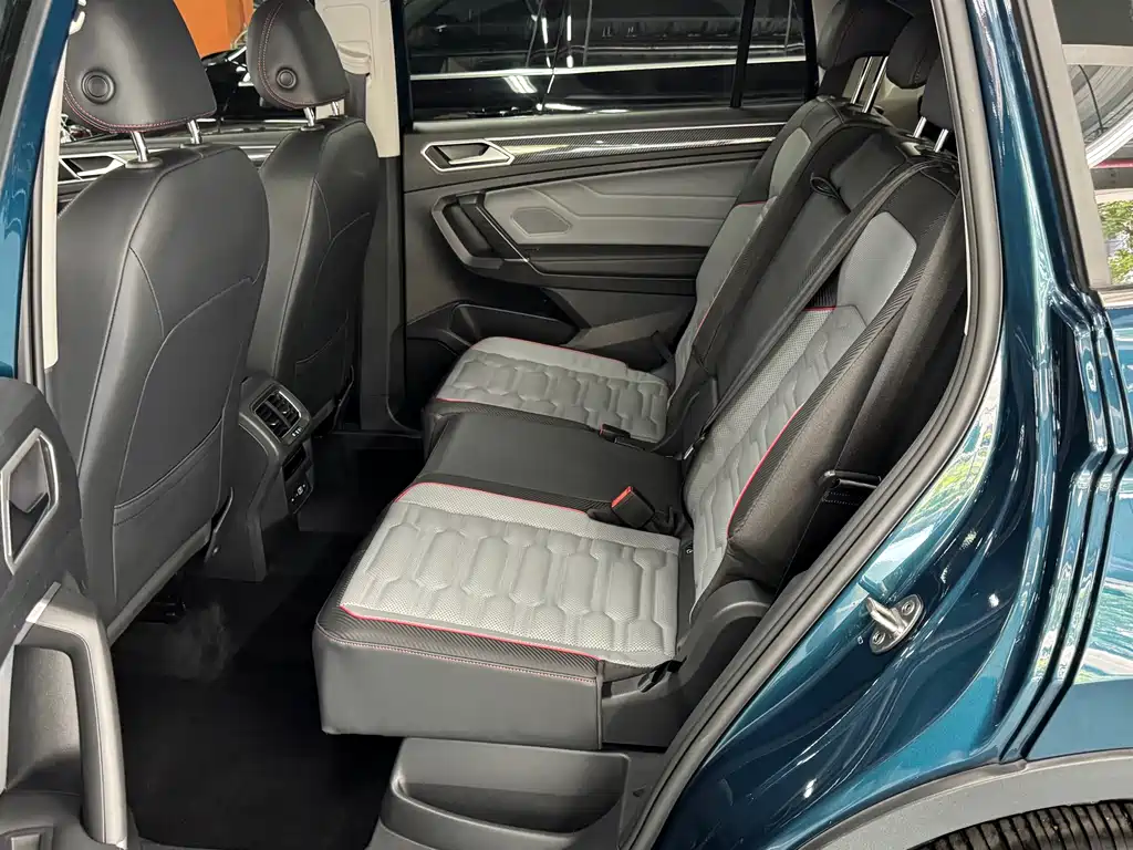Volkswagen Tiguan L L 2022 380TSI AT R-Line Flagship 7 мест