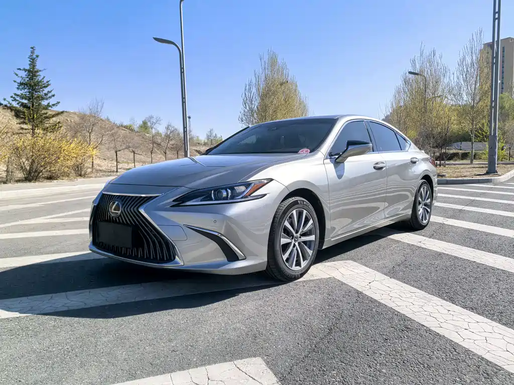 Lexus ES 2019