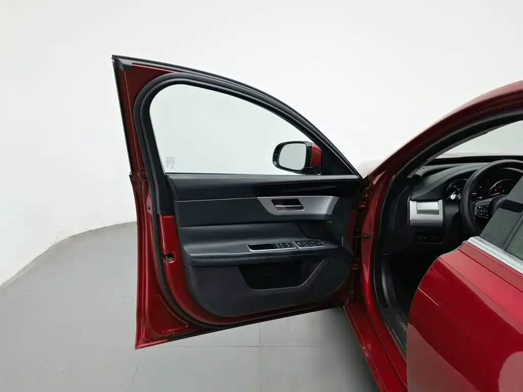 Jaguar XF — миниатюра 8