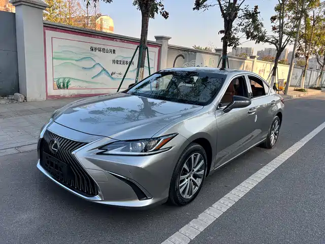 LEXUS ES 2020