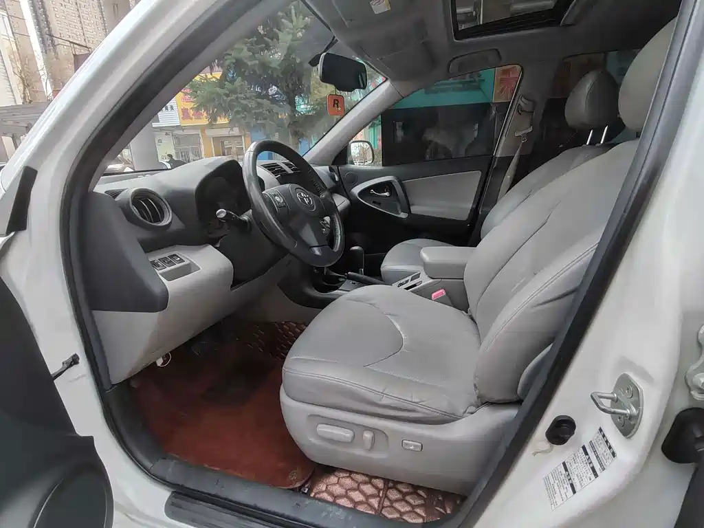 Toyota RAV4 — миниатюра 9