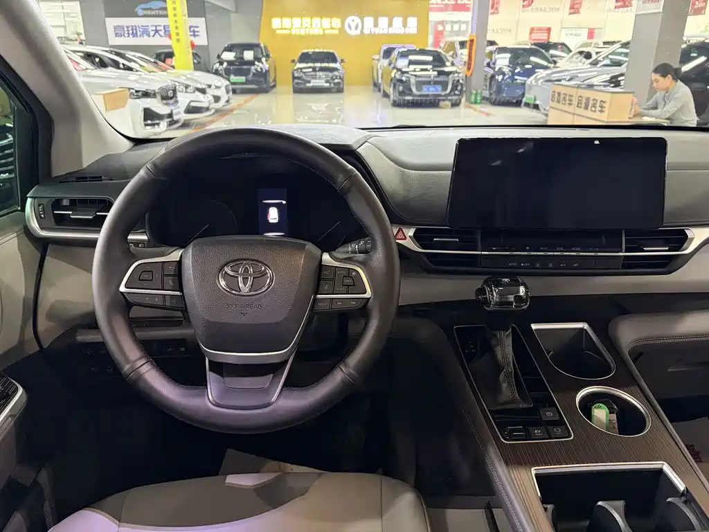 Toyota Granvia — миниатюра 11