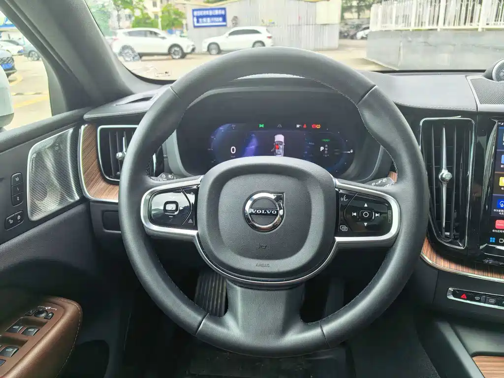 Volvo XC60 PHEV — миниатюра 18
