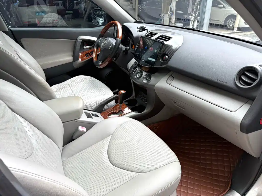Toyota RAV4 — миниатюра 10