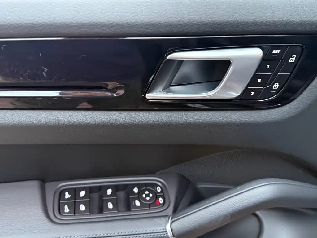 Porsche Cayenne — миниатюра 10