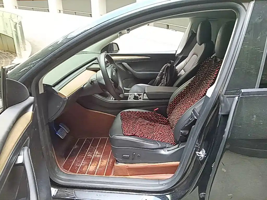 Tesla Model Y — миниатюра 15