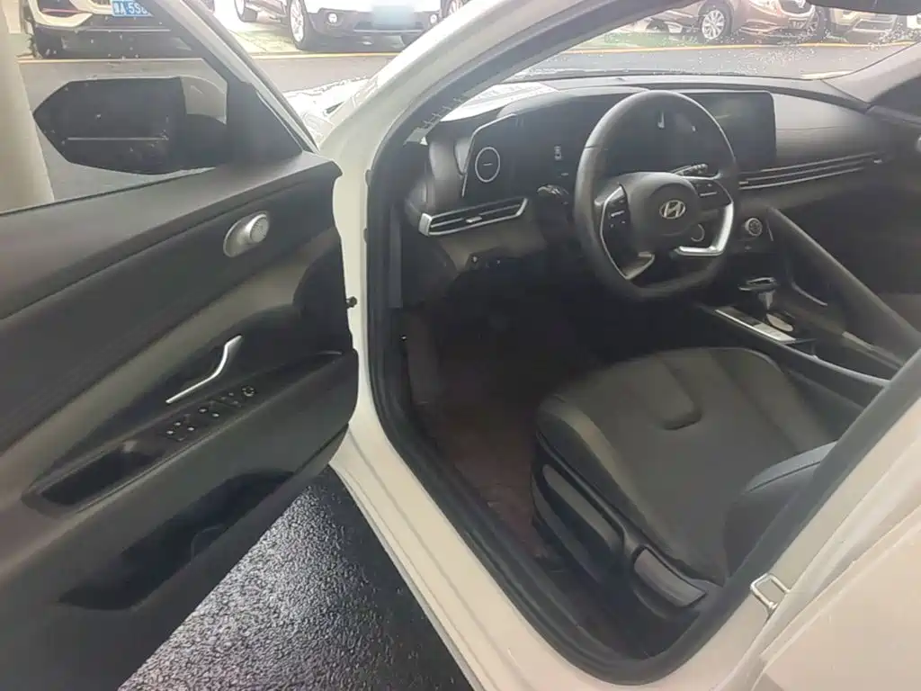 Hyundai Elantra — миниатюра 16