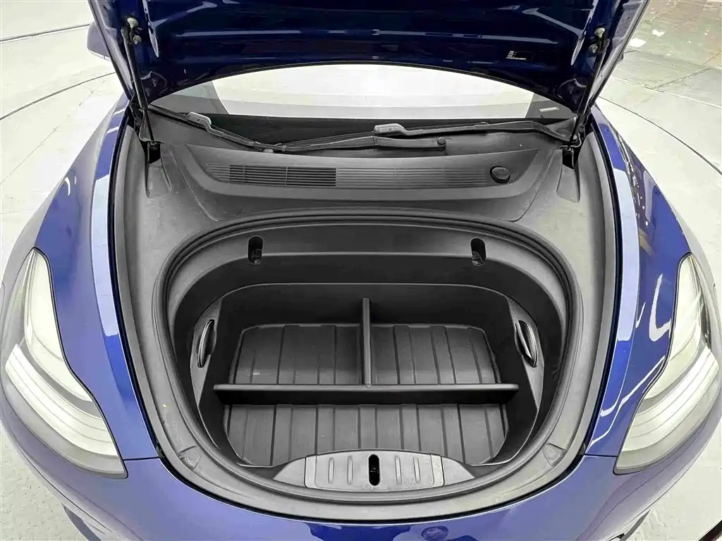 Tesla Model 3 — миниатюра 17