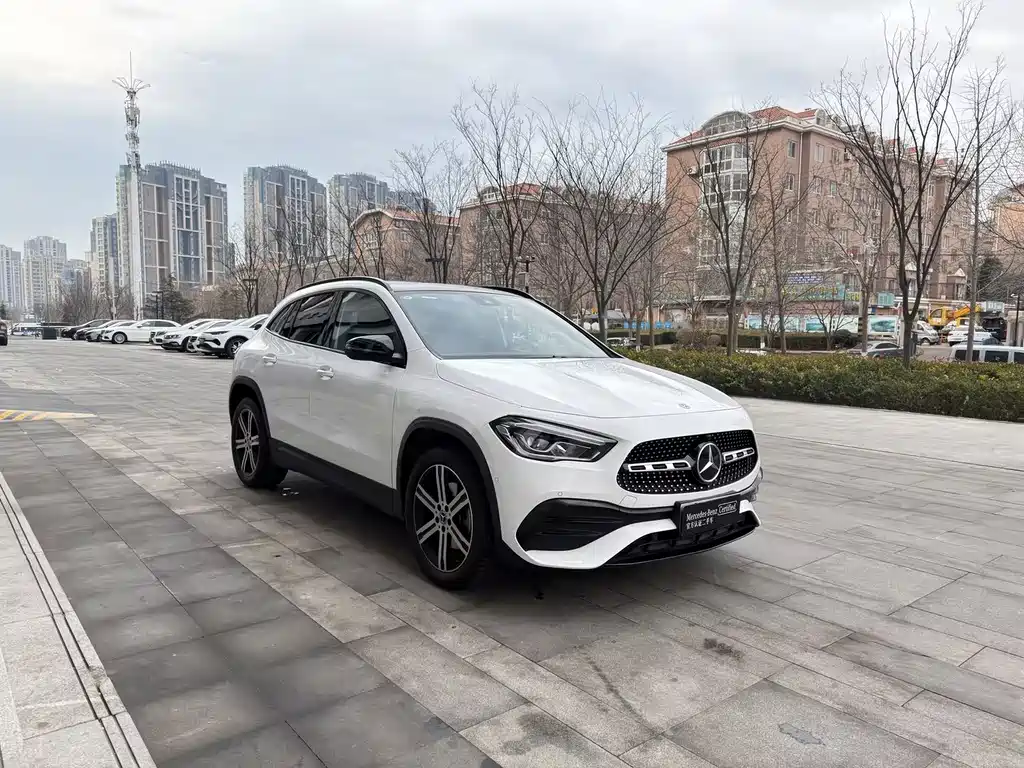 MERCEDES-BENZ GLA