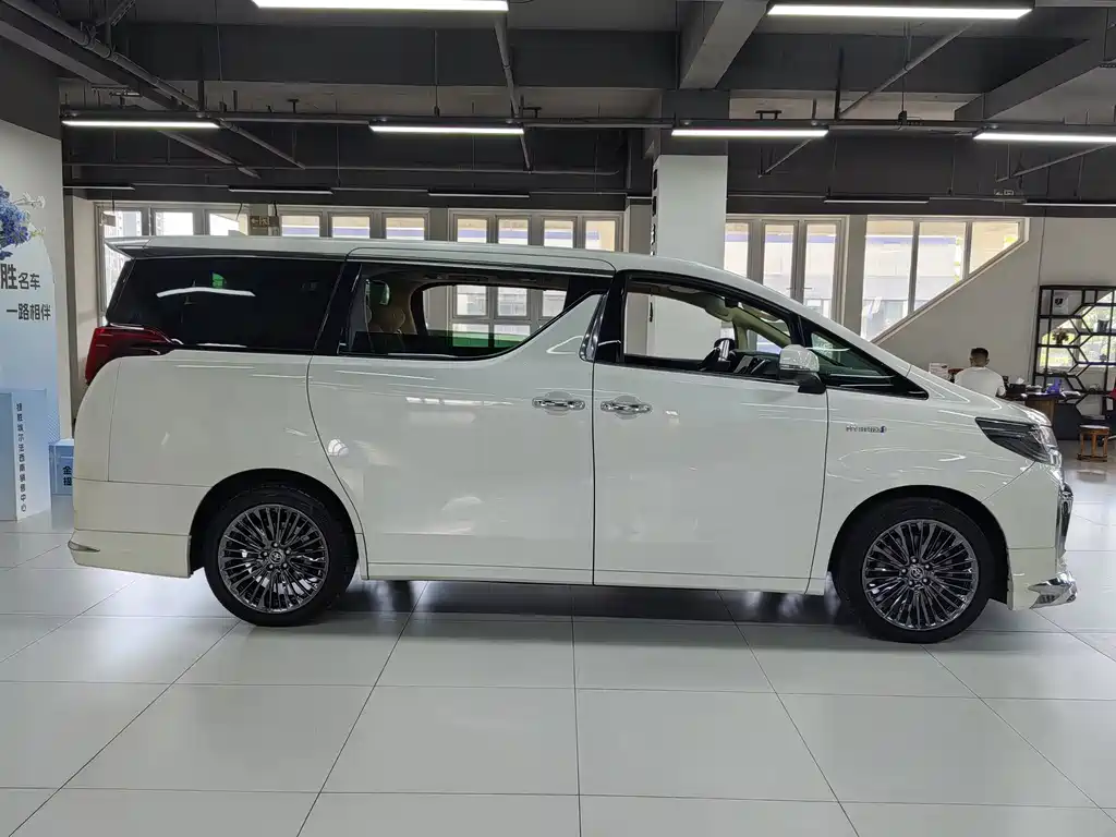 Toyota Alphard — миниатюра 3