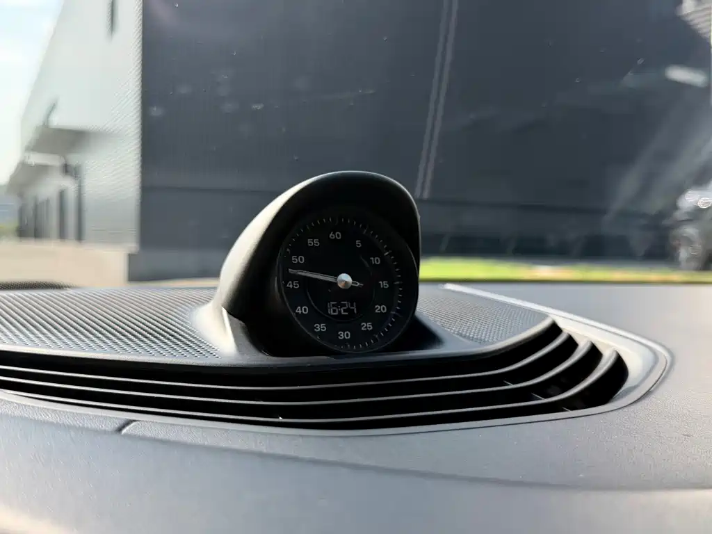 Porsche Taycan — миниатюра 16